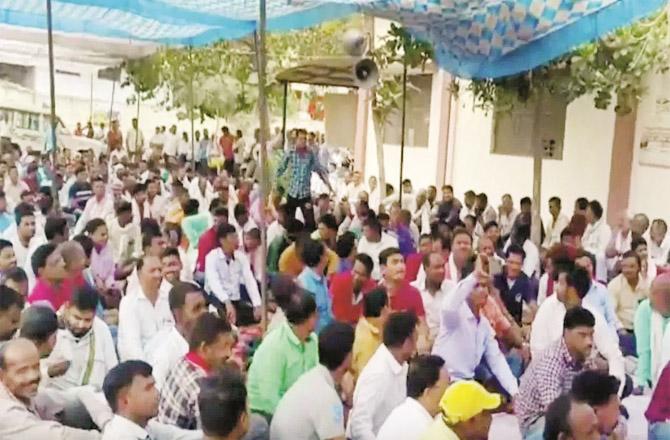 Electricity department employees protesting in UP (Photo: Agency)