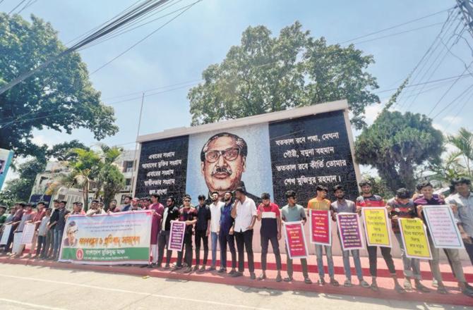 Mukti Jadha Manch protested like this by forming a human chain in Rangpur. (Photo courtesy: All India Radio)