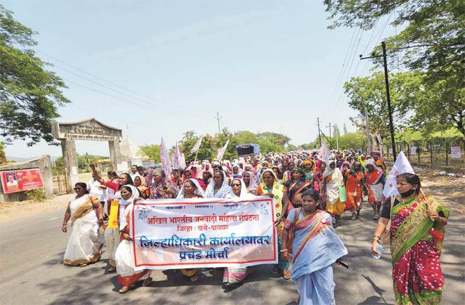 Women members of the Akhil Bharatiya Janwadi Mahila Singhtan Morcha are demanding basic amenities in Palghar.