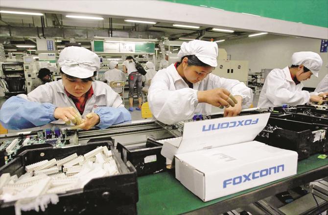 Employees of Foxconn Company are busy (file photo).