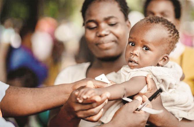 A child is being vaccinated against cholera in Malawi. (Photo: UNICEF Twitter)