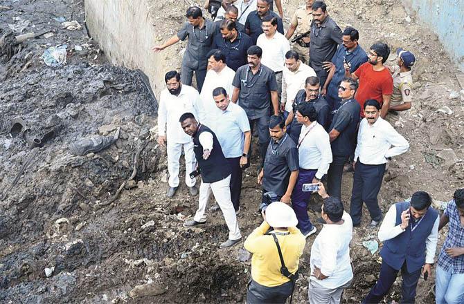 Chief Minister Eknath Shinde went down to Oshiwara drain and inspected the cleanliness.