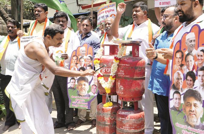 Congress workers again worshiped the cylinder on Sunday after the election victory.