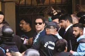 عمران خان اور ان کے لیڈران پر بیرون ملک جانے کی پابندی
