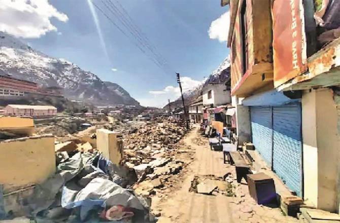 Shops can be seen closed in Badrinath after the land subsidence