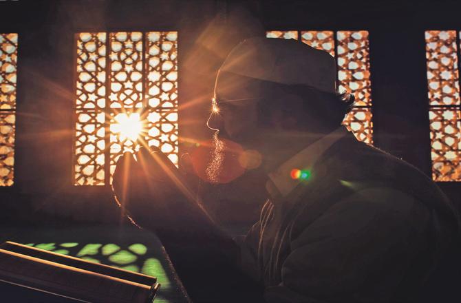 A servant`s steadfastness in trials and tribulations leads him to success