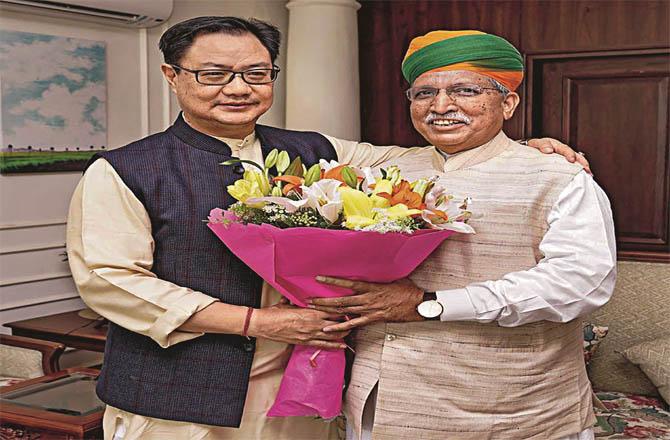 After being removed from the Law Ministry, Union Minister Kiran Rijiju handed over his duties to Minister of State Arjun Meghwal on Thursday. Rijiju has received the relatively insignificant ministry of Earth Science. (Photo: PTI)