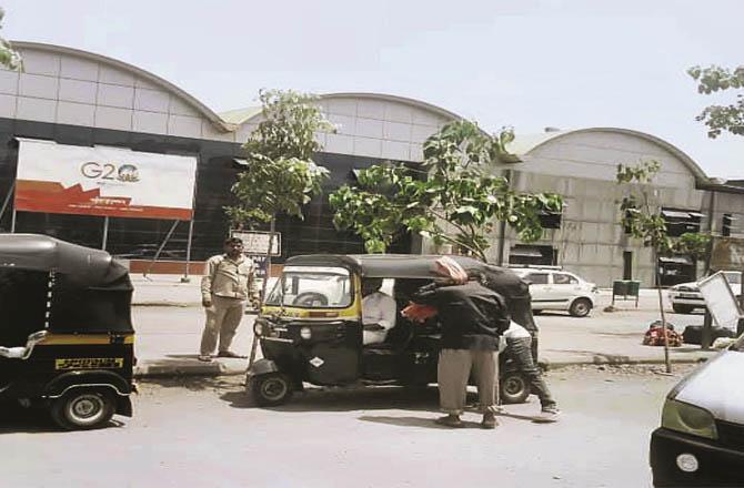 Passengers accused Kurla Terminus of allegedly charging excessive fares by rickshaw pullers.