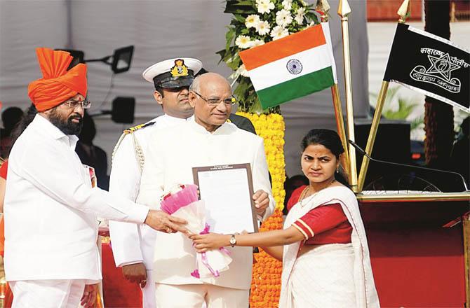 Governor Ramesh Bais and Chief Minister Eknath Shinde presenting an award to a woman (Photo: PTI)