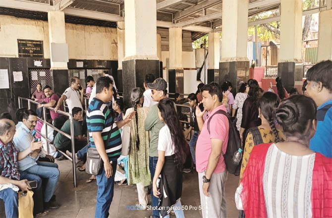 Passengers stand in line for 2.2 hours for toy train tickets.