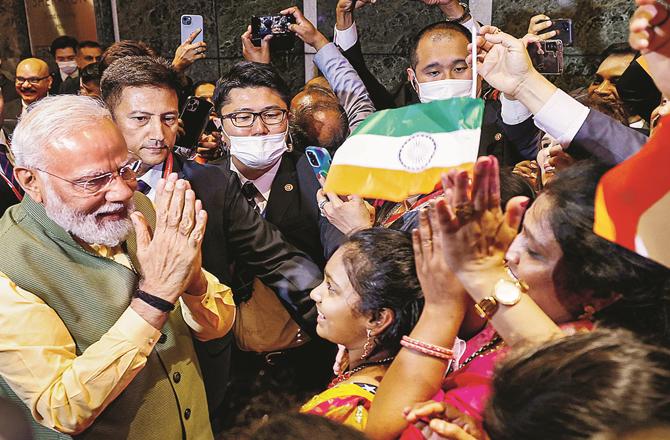 Prime Minister Modi arrived to participate in the G7 meeting held in Hiroshima, Japan. There he met the Indian citizens who welcomed the Prime Minister with great enthusiasm