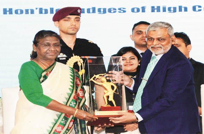 President Draupadi Murmu conferring the honor on the Chief Justice of Jharkhand