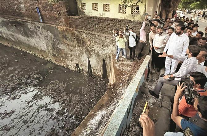 Chief Minister Eknath Shinde inspecting the cleaning of a large drain in Thane.