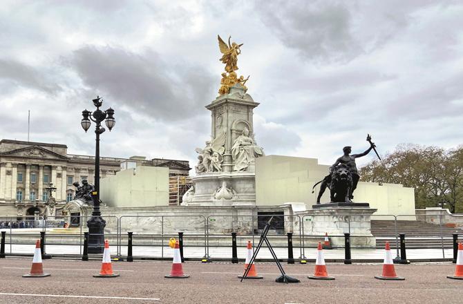 The Queen Victoria Memorial near Buckingham Palace is being decorated. (AP/PTI)