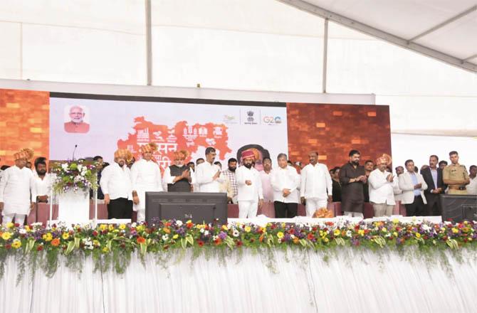 Chief Minister Eknath Shinde and others inaugurating the `Shasan Apliad Ari` in Daulatpur .