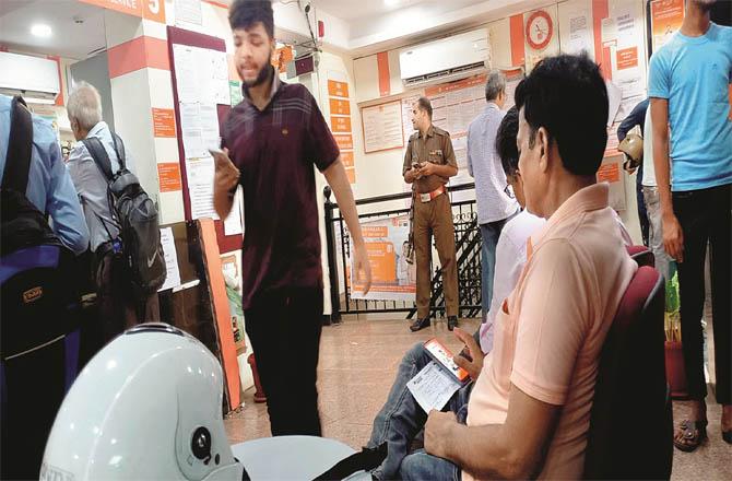 At the Bank of Baroda on Moreland Road, customers gather to exchange 2000 notes.