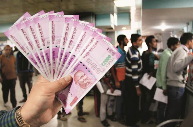 The Reserve Bank of India (RBI) on Friday evening, May 19, issued instructions to stop Rs 2,000 notes and deposit them in banks by September 2023.