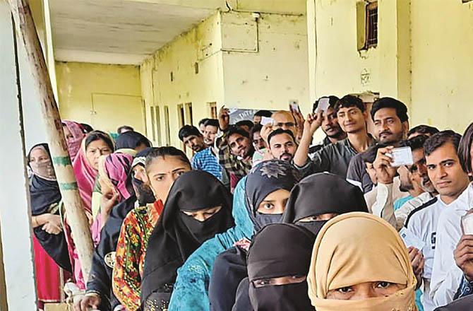 Voters can be seen queuing up to vote in Saharanpur (PTI)