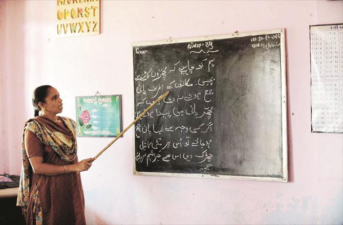 اردو میڈیم کے اردو اساتذہ پر طلبہ کے تئیں دہری ذمہ داری ہوتی ہے