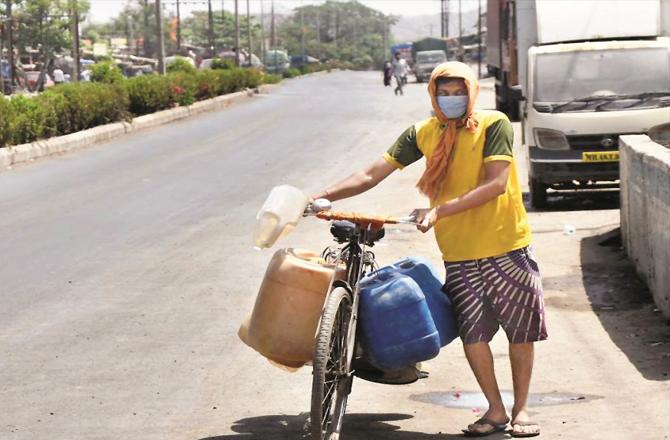 A man carrying water on a bicycle in the scorching sun at Ramyan in Nala Supara. (Photo courtesy: My Mahanagar)