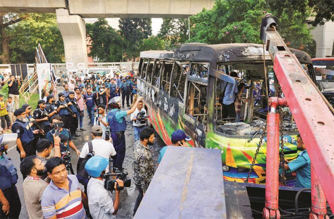 A bus set on fire by protesters in Banglades. Photo: INN