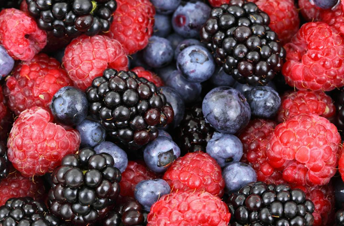 بیریز (Berries): بلیو بیری، رس بیری اور اسٹرابیری میں پوٹاشیم، وٹامن سی، فائبر، کاربوہائیڈریٹ اور اینٹی آکسیڈنٹ ہوتا ہے۔ اس میں فیٹ اور کولیسٹرول نہیں ہوتا۔ چونکہ ان کا ذائقہ میٹھا ہوتا ہے اس لئے بچے انہیں شوق سے کھاتے ہیں۔ آپ اوٹ میل، دہی یا دلیہ وغیرہ میں بیریز شامل کرکے دے سکتی ہیں۔