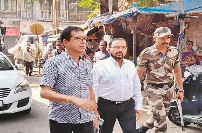 Municipal Commissioner Ajay Vaidya (centre) visited the Three Batti area. Photo: INN