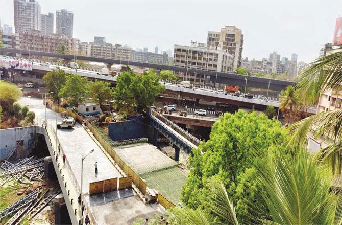 A bridge is under construction to connect Borivali East with Western Express Highway.. Photo: INN