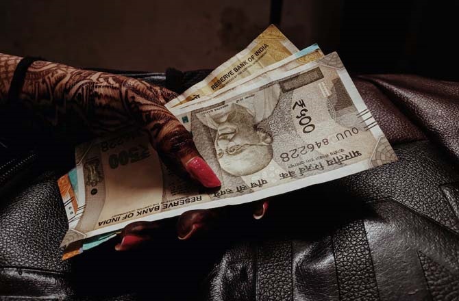 نقدی (Cash): کیش لیس کا زمانہ ہے، اس کے باوجود پرس میں تھوڑی نقدی ضروری ہے۔ کبھی کبھی سرور کی خرابی کے سبب یو پی آئی ٹرانزیکشن نہیں ہو پاتا ہے۔ اس لئے روزانہ گھر سے نکلتے وقت ہینڈ بیگ ضرور جانچ لیں کہ اس میں ضرورت کے مطابق نقدی ہے یا نہیں۔