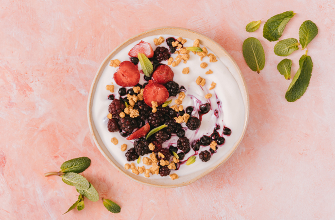 دہی (Curd): کیلشیم اور پروٹین سے بھرپور دہی بچوں کے دانت اور ہڈیوں کو مضبوط بنانے میں مدد کرتا ہے۔ یہ ہاضمہ درست کرتا ہے۔ تازہ پھل کے ساتھ بچے کو دہی کھلانا فائدہ مند ہوتا ہے۔