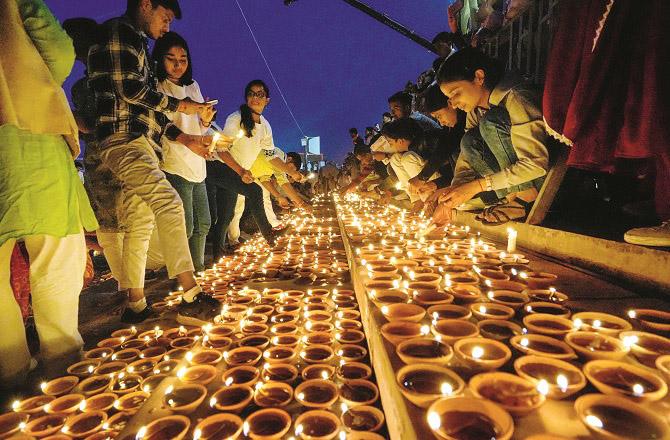 Photo : INNDiwali is also known as the festival of lights. On this occasion, houses and neighborhoods are decorated with clay lamps. Photo: PTI