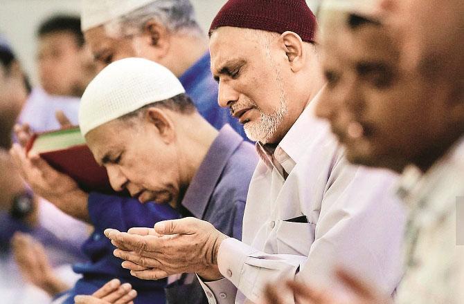 The remedy for getting rid of sorrows is to pray in the court of Qazi al-Hajjat. Photo: INN