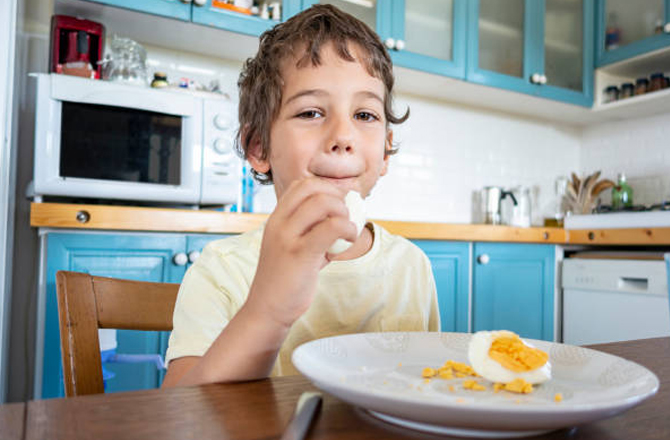 انڈا (Egg): ڈاکٹروں کے مطابق، بچوںکی روزمرہ خوراک میں ۴۵؍ سے ۵۵؍ گرام پروٹین ہونا ضروری ہے۔ روزانہ ایک انڈے کا استعمال انہیں پروٹین کی بھرپور مقدار فراہم کرتا ہے جس سے ان کے دماغ کی بھی نشوونما ہوتی ہے۔ اس کے علاوہ انڈے میں درجن بھر سے زیادہ ضروری وٹامنس اورمنرلز ہوتے ہیں۔ اس کے ساتھ ہی انڈے میں کولین نامی جز بھی بھرپور مقدار میں ہوتا ہے جو ذہنی نشوونما کے لئے بے حد ضروری ہے۔ انڈے کو اُبال کر، تل کر یا کسی بھی دوسری شکل میں بچے کو دیں۔