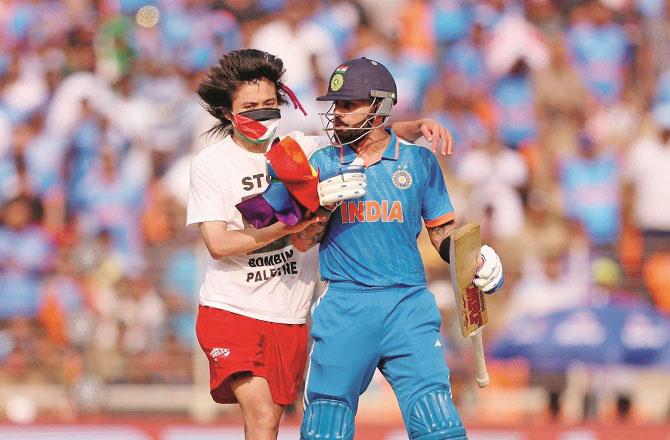 Pro-Palestinian Australian fan John, with Virat Kohli. Photo: INN