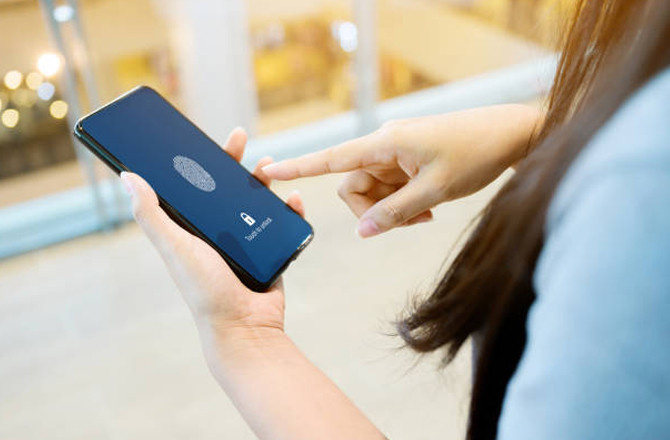 ٹو فیکٹر آتھنٹی کیشن انیبل کریں (Enable two factor authentication): سوشل میڈیا پر ۲؍ فیکٹر آتھنٹی کیشن (۲؍ ایف اے) ایک حفاظتی ڈھال کی مانند ہے جسےتوڑنا آسان نہیں ۔ اگر یہ فعال ہے تو چاہے آپ کا پاس ورڈ ہیک ہو جائے، کوئی بھی آپ کے اکاؤنٹ تک کسی اور تصدیق کے بغیر رسائی حاصل نہیں کر سکتا۔ چاہے وہ آپ کا آئرس اسکین ہو یا فنگر پرنٹس یا او ٹی پی، اس لئے اس سسٹم کو فعال رکھیں۔