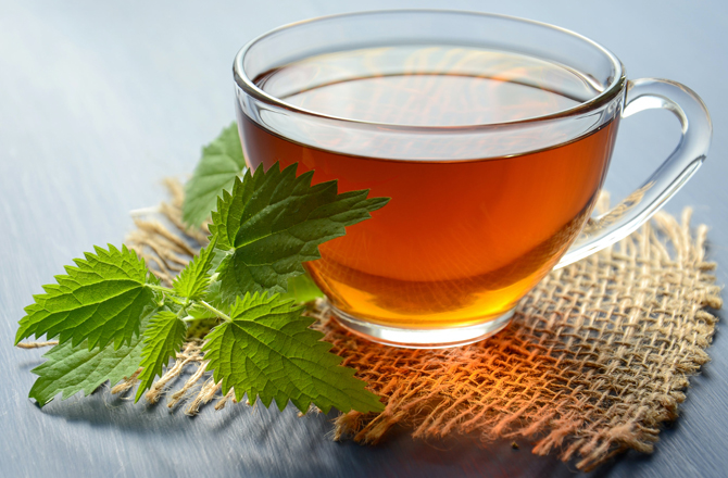 گرین ٹی (Green Tea): اگر آپ چائے کی دلدادہ ہیں تو اپنی خوراک میں گرین ٹی یا لیمن ٹی ضرور شامل کریں۔ اس سے مہاسے سے چھٹکارا پانے میں مدد ملتی ہے۔ اس میں وٹامن سی کے ساتھ ساتھ کئی غذائی اجزاء ہوتے ہیں جو جلد کو صحتمند رکھنے میں معاون ہوتے ہیں اور قدرتی نکھار آتا ہے۔