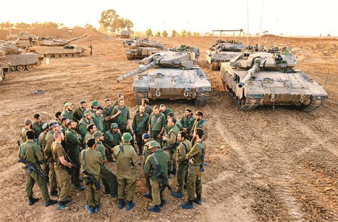 Israeli army with tanks during the ceasefire