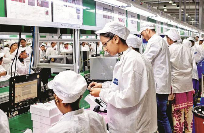 Employees can be seen working at an ongoing iPhone production factory in India. Photo: INN