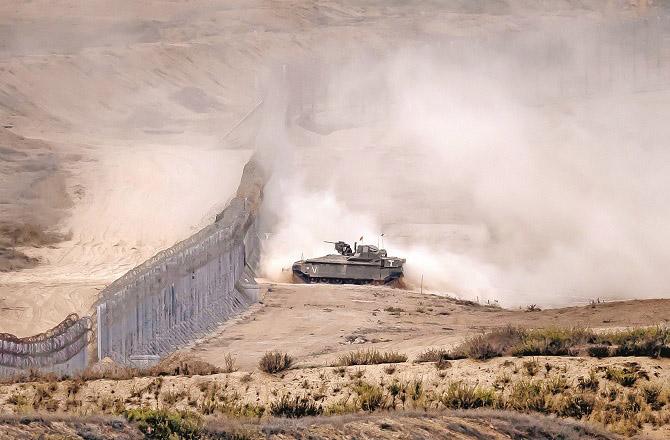 An Israeli tank can be seen trying to enter Gaza. Photo: INN