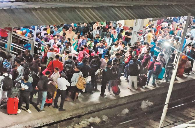 Congestion of long distance train passengers at Chhatrapati Shivaji Maharaj Terminus. Photo : INN