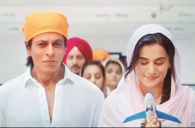 Shah Rukh Khan and Taapsee Pannu in the song. Photo: INN