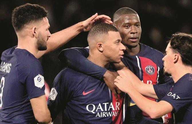 Teammates congratulating Mbappe for converting the penalty into a goal. Photo: INN