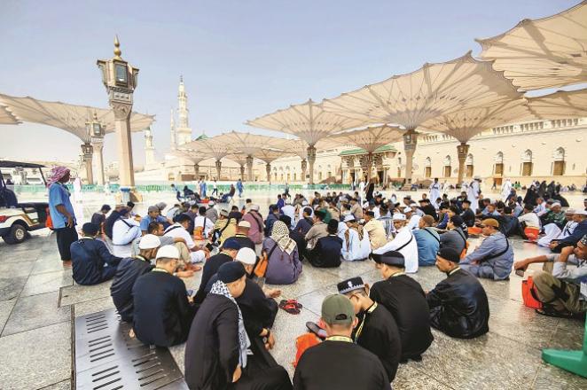 Pilgrims were sitting in the sanctuary of the Prophet`s Mosque. Every corner of this land is paradise for the lovers of the Prophet. Photo: INN