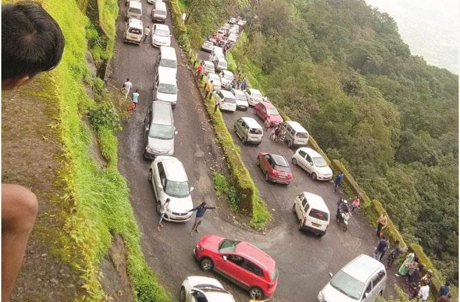 Cars of tourists visiting Matheran. Photo: INN