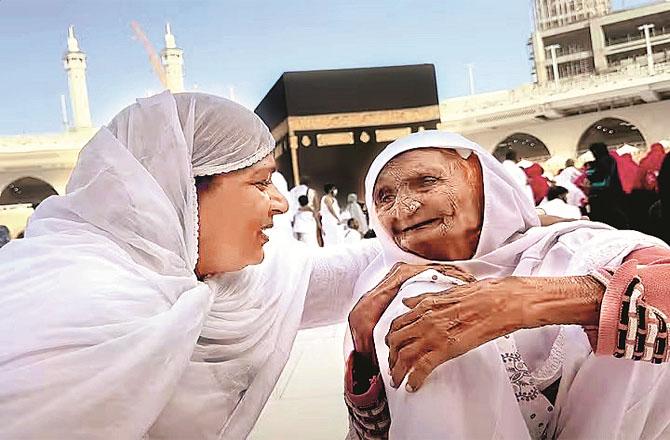Hanifa, 60, with her aunt Hajra Bibi, 105, in Makkah. Photo: INN