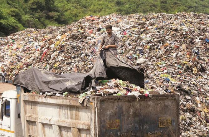 Thousands of tonnes of garbage are collected in Mumbai every day. Photo: INN