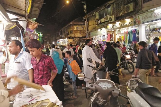 A large number of people are seen busy shopping on New Mill Road in Kurla. Photo: INN