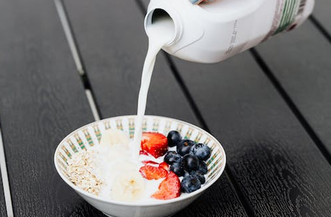 اوٹ میل (Oatmeal): متعدد ریسرچ سے یہ ثابت ہوا ہے کہ اوٹ میل کھانے والے بچے پڑھائی کی جانب اپنی توجہ مرکوز کر پاتے ہیں، جس سے اسکول میں ان کی کارکردگی اچھی رہتی ہے۔ فائبر سے بھرپور اوٹ میل دھیرے دھیرے ہضم ہوتا ہے اور بچے کو توانائی فراہم کرتا ہے۔