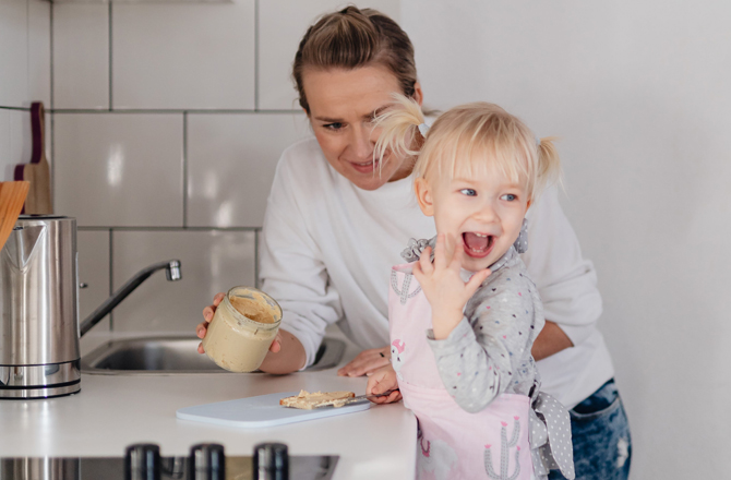 پی نٹ بٹر (Peanut Butter): سادا بٹر کی بہ نسبت پی نٹ بٹر غذائیت سے بھرپور ہوتا ہے۔ اس میں آئرن، پروٹین، فائبر اور وٹامن بی کی بھرپور مقدار ہوتی ہے۔ ۲؍ بڑے چمچے پی نٹ بٹر ۲۸؍ فیصد پروٹین کی مقدار کے برابر ہوتا ہے۔