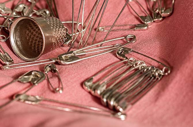 ہیئر یا سیفٹی پن (Hair or Safety Pin): معمولی نظر آنے والی ہیئر اور سیفٹی پن ناگہانی صورتحال میں بڑے کام آتی ہیں۔ اپنے ہینڈ میں ان دونوں چیزوں کو ضرور رکھیں۔